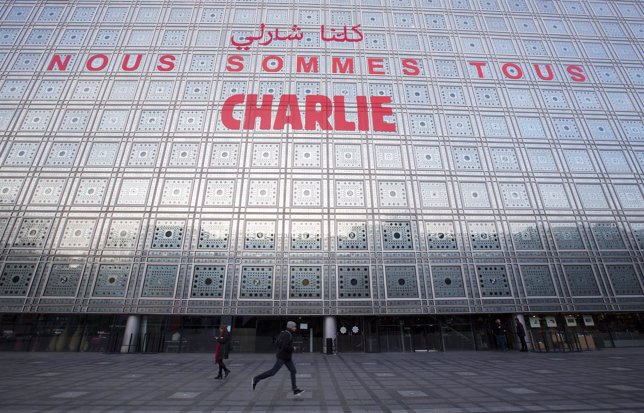 Todos somos Charlie, fachada Instituto Arabe Mundial