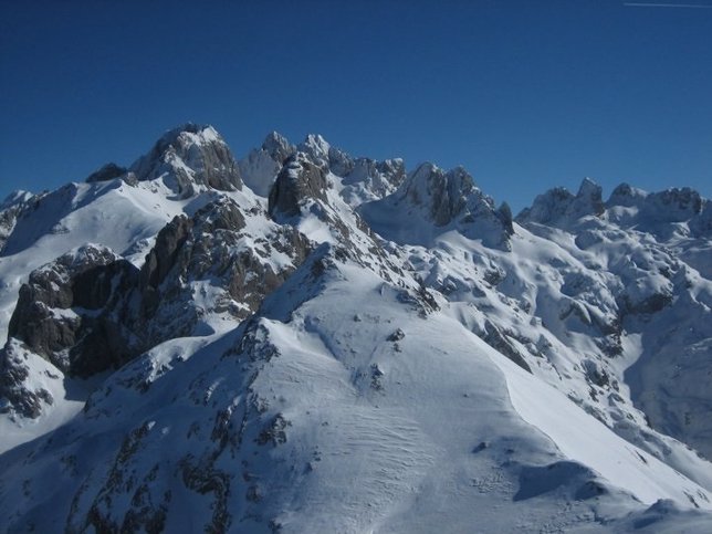 Macico occidental de Picos de Europa, cubierto de nieve. 
