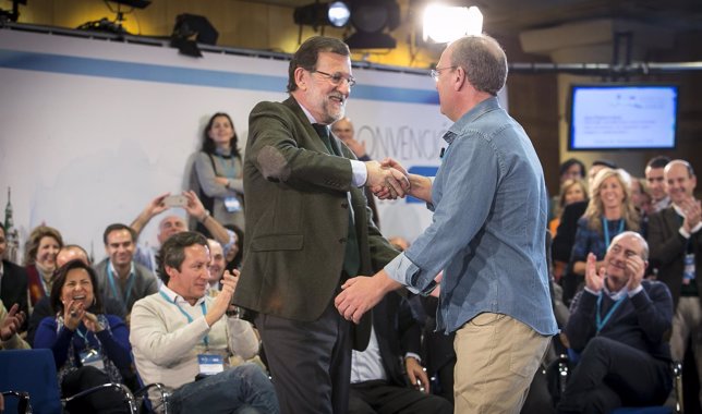 Rajoy y Monago se saludan en la convención del PP