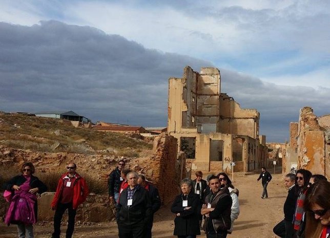 Visitantes en el Pueblo Viejo de Belchite