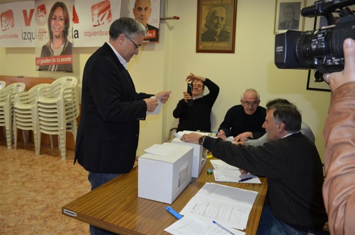 Orviz ejerce su derecho al voto en las primarias de IU.