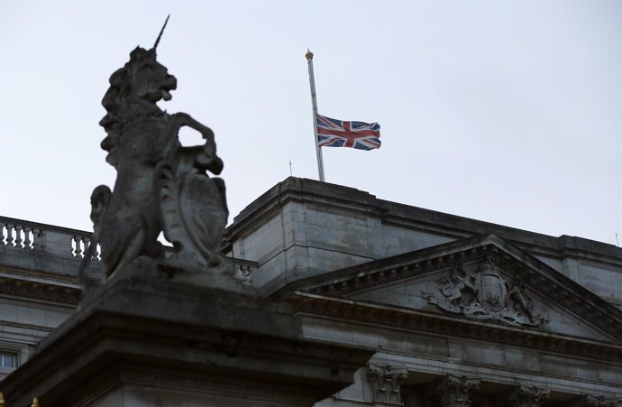 Bandera británica ondeando a media asta