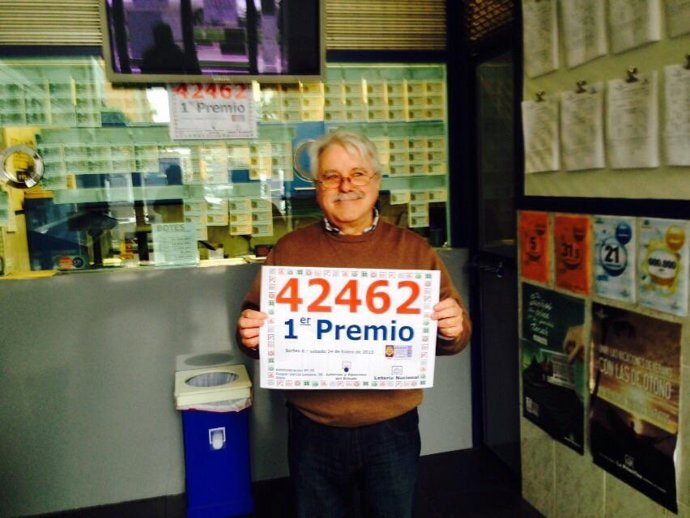 Propietario de la Administración porta el número premiado. 