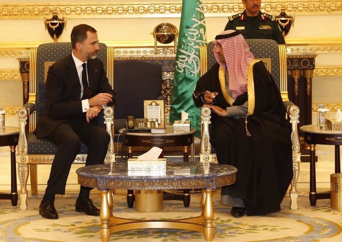 Felipe VI en Arabia Saudí con gobernador de Riad