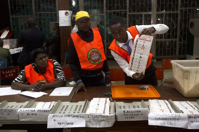 Recuento de votos en Lusaka, durante las elecciones en Zambia