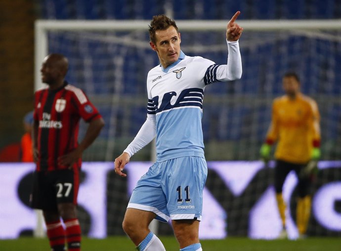 Miroslav Klose celebra un gol con el Lazio ante el Milan