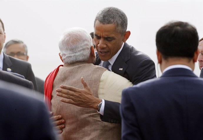 Obama y Modi se abrazan a su llegada a Delhi