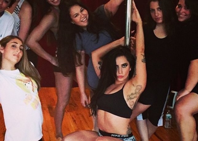 Lady Gaga nos muestra sus dotes de 'pole dancing'