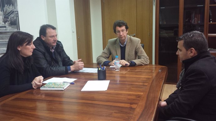 El consejero Juan Carlos Ruiz en la reunión que mantuvo con el alcalde de Ceutí
