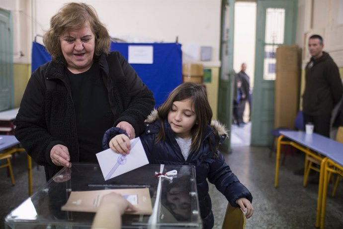Una mujer votando en las elecciones de Grecia
