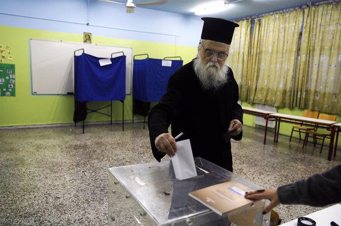 Un sacerdote ortodoxo votando en las elecciones de Grecia