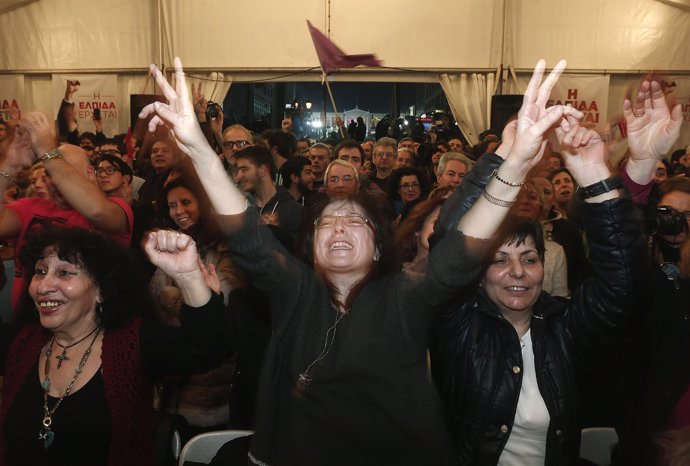 Simpatizantes de SYRIZA celebran los resultados de las elecciones griegas