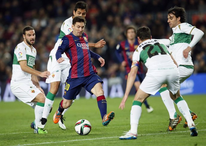 Leo Messi rodeado de jugadores del Elche