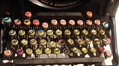 Emojis (emoticonos) sobre máquina de escribir