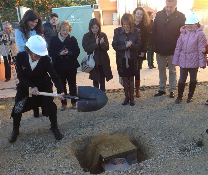 Gálvez (4d) observa la colocación de la primera piedra.