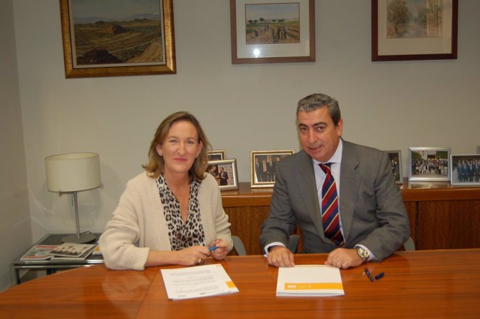 Firma del convenio entre Ayuntamiento y BBVA