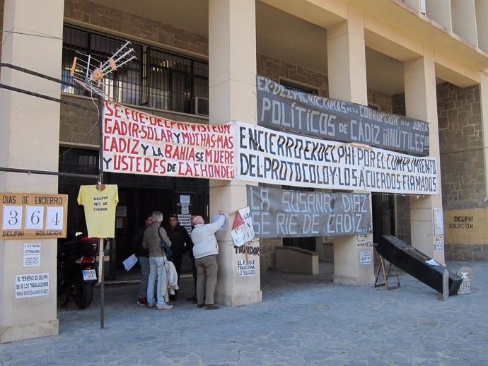 Encierro de extrabajadores de Delphi en el edificio de sindicatos de Cádiz