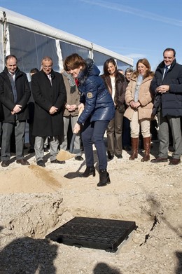 Barcina coloca la primera piedra de la ampliación.
