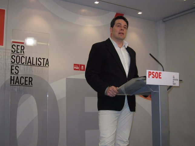 El secretario general del PSOE de Logroño, Kilian Cruz, en rueda de prensa