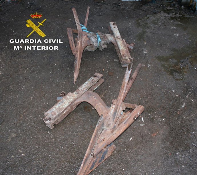 Material agrícola intervenido por la Guardia Civil.