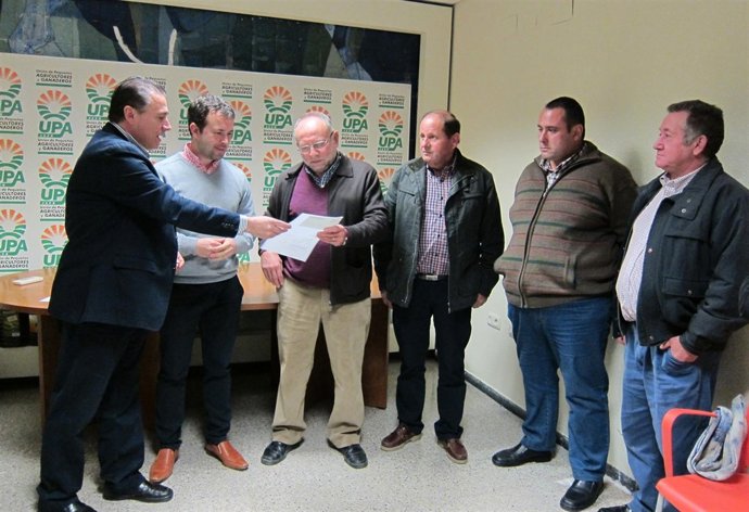 Rodríguez y Millán (1 y 2 i), en la entrega de cheques de indeminizaciones.
