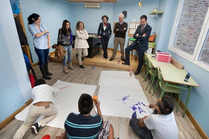 El consejero Alli junto con representantes del INAFI en el centro de día. 