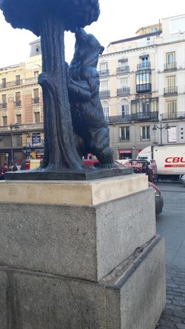 Imagen del desprendimiento de la estauta del Oso y el Madroño