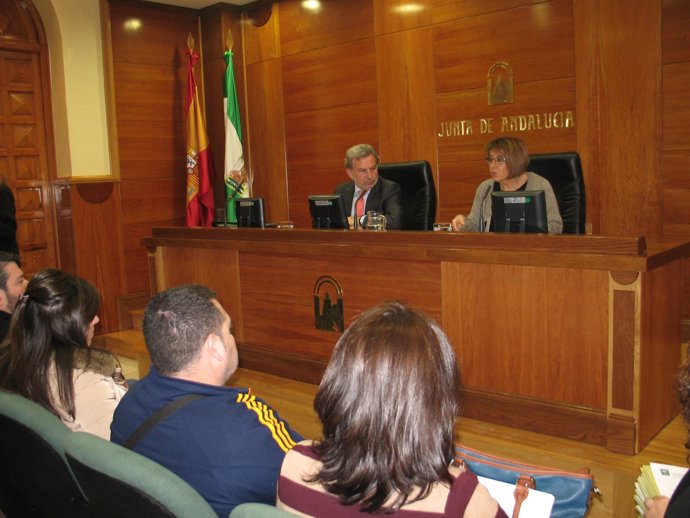 González y Gálvez en la entrega de resoluciones del Bonos de Empleo Joven.