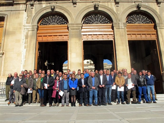 Foto de familia de entrega de ayudas de la Diputación a ganaderías transhumantes
