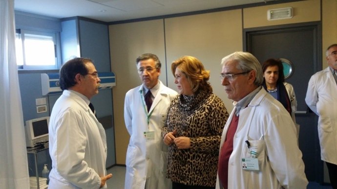 Jiménez en la visita a las áreas de Cirugía Mayor Ambulatoria y Reanimación.