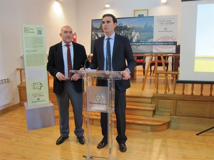 Carnero (I) y el alcalde de Nava (D)