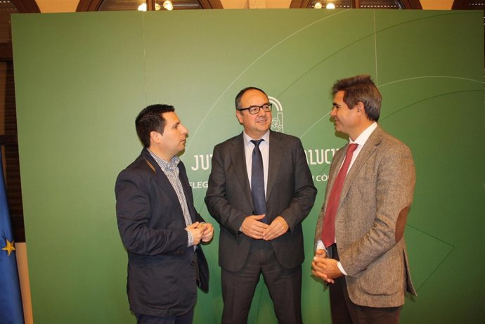 Expósito (izda.) con Galán y el gerente de IDEA en Córdoba
