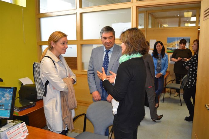 La consejera y el alcalde en la oficina delegada del Emcan