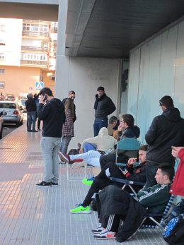 Cola para comprar entradas del COAC en taquilla 17 horas antes de que abra