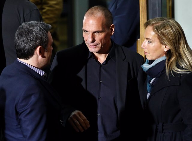  Yanis Varoufakis, Junto A La Sede De SYRIZA En Atenas