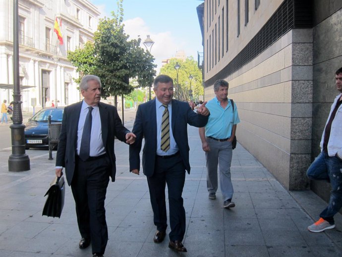 El exalcalde junto a su abogado, Javier Gómez de Liaño. 