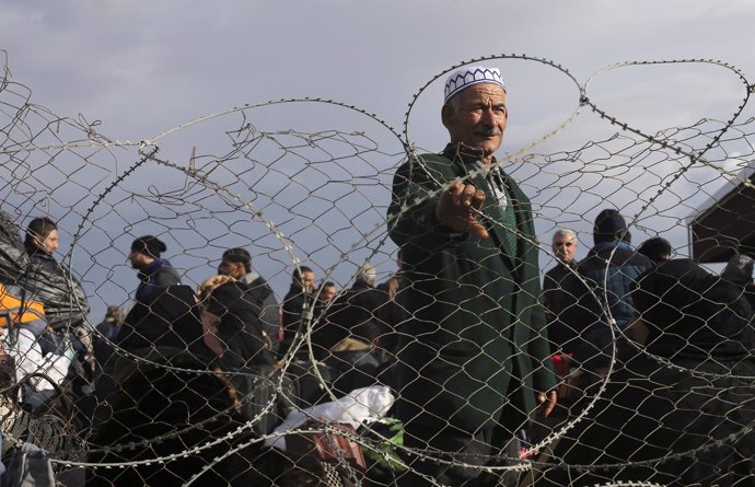 Un hombre palestino esperando para cruzar hacia Egipto to cross into Egypt, 