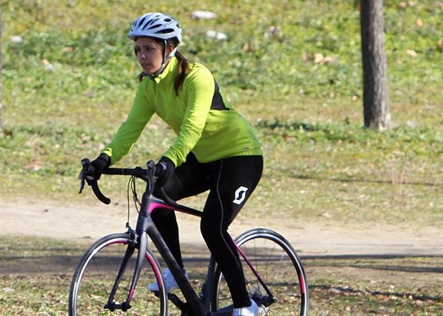 Cristina pedroche una mujer deportista que se prepara para el triatlon 