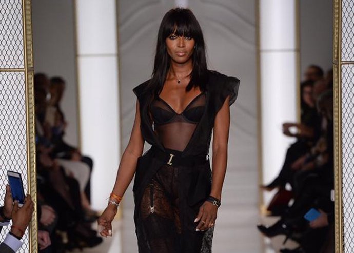 NAOMI CAMPBELL DESFILA IMPRESIONANTE A LOS 44