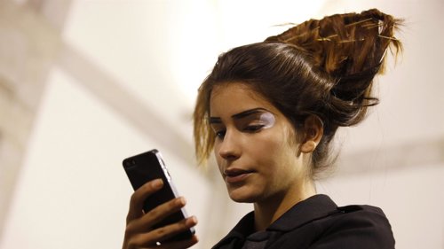 Joven mirando el móvil.