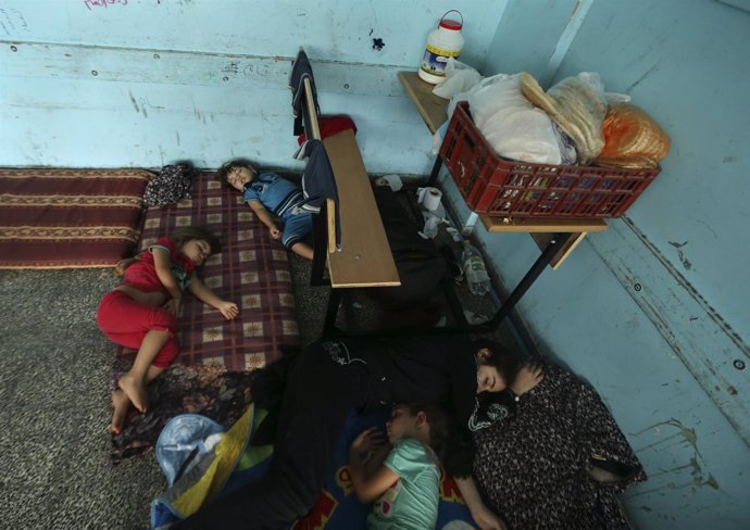 Niños palestinos refugiados en una escuela de la UNRWA en Beit Lahiya