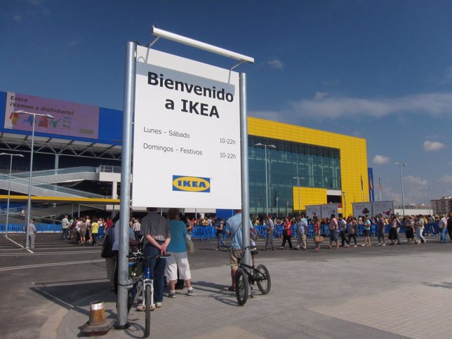 Tienda Ikea en Alfafar (Valencia) con cartel con horario de apertura en festivos