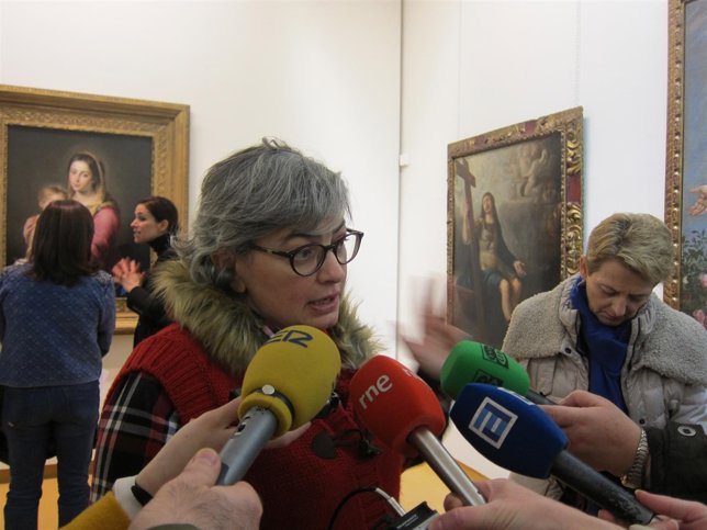 Ana González atiende a los medios en el Museo Bellas Artes. 