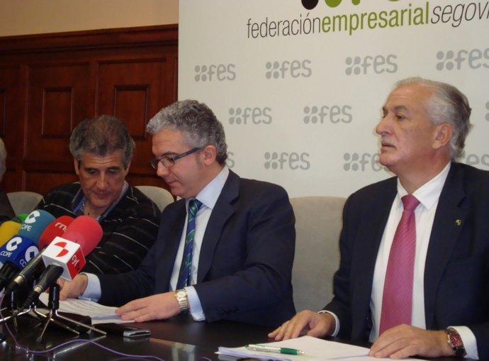 Palomo (centro), en rueda de prensa