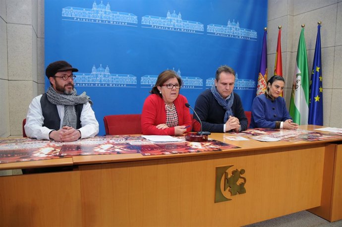 Sánchez y Torres (centro) en la presentación de la fiesta