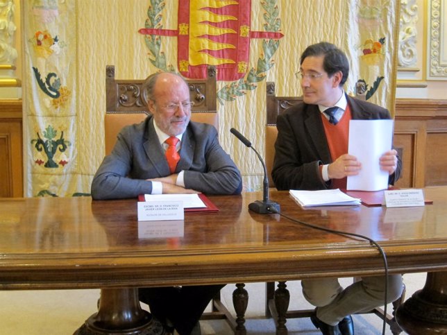 El alcalde junto al concejal Jesús Enríquez, en la presentación de los datos.