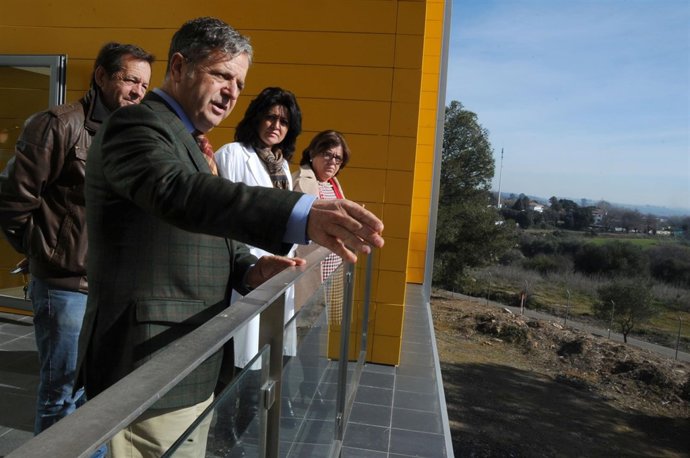 Fuentes (primer plano) durante la visita al nuevo centro
