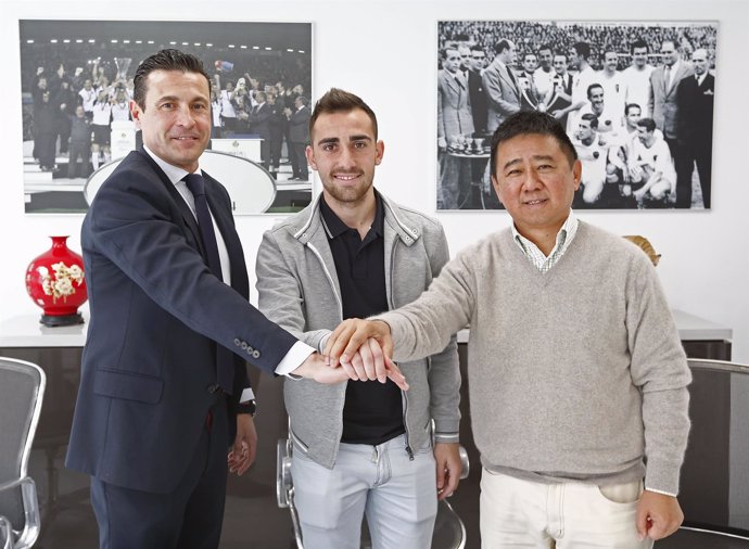 Paco Alcacer renueva con el Valencia