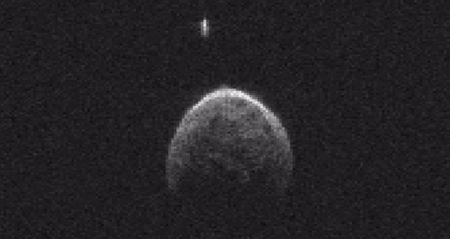 Asteroide 2004 BL86 con su luna