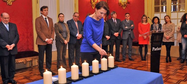 Encendido de velas en memoria de las víctimas del Holocausto